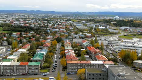 Panorama-von-Reykjavik-City-von-oben-im-Herbst,-Blick-auf-bunten-Dächern