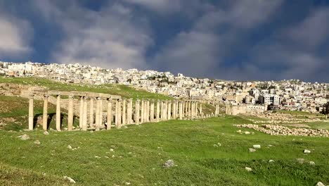 Römische-Ruinen-in-der-jordanischen-Stadt-Jerash-(Gerasa-der-Antike),-die-Hauptstadt-und-größte-Stadt-Jerash-Governorate,-Jordanien