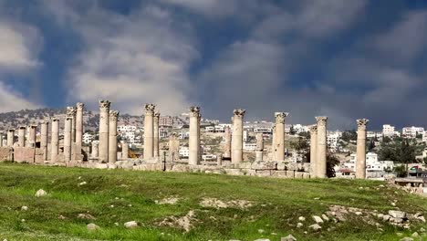 Römische-Ruinen-in-der-jordanischen-Stadt-Jerash-(Gerasa-der-Antike),-die-Hauptstadt-und-größte-Stadt-Jerash-Governorate,-Jordanien