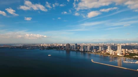 Luftbild-Stadt-mit-Wolkenkratzern-und-Gebäuden.-Philippinen,-Manila,-Makati