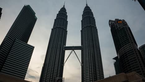 Petronas-Twin-Tower-Tag-und-Nacht