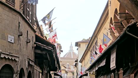 Callejuela-en-el-centro-histórico-de-Florencia-cerca-di-Catedral-Santa-Maria-del-Fiore-en-Florencia,-Italia.