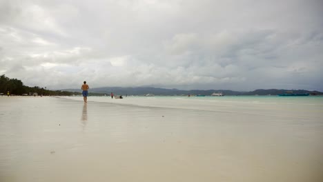 Mann-läuft-am-Strand