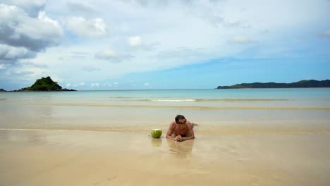 Hombre-Tumbado-En-La-Playa