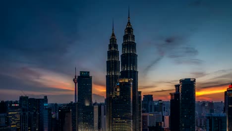Einen-hohen-Winkel-Blick-auf-Sonnenuntergang-Timelapse-im-Petronas-Twin-Towers