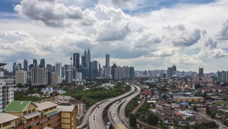Kuala-Lumpur-Daylight-Time-Lapse-con-las-torres-gemelas-de-Petronas-visible.