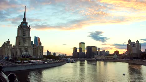 Zeit-Ablauf-Stadtbild-bei-Sonnenuntergang-mit-der-Bewegung-der-Wolken-und-Bürogebäude-im-Hintergrund