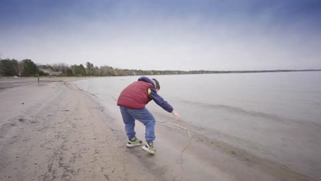 niño-niño-jugando-en-el-verano-de-sol-soleado-playa-ontario-rural-naturaleza