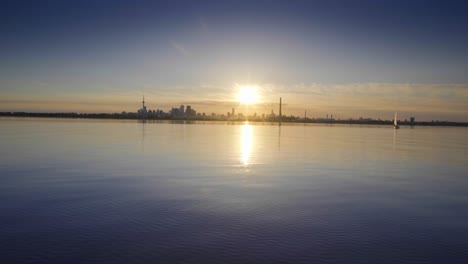 puesta-de-sol-durante-el-verano-la-ciudad-de-toronto-de-Canadá-4k