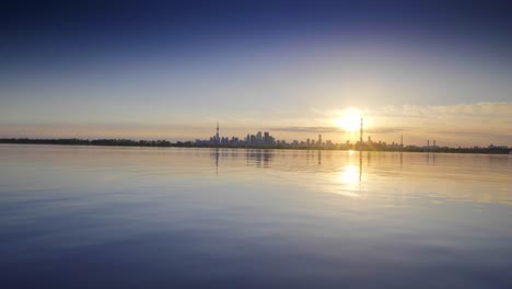 puesta-de-sol-durante-el-verano-la-ciudad-de-toronto-de-Canadá-4k