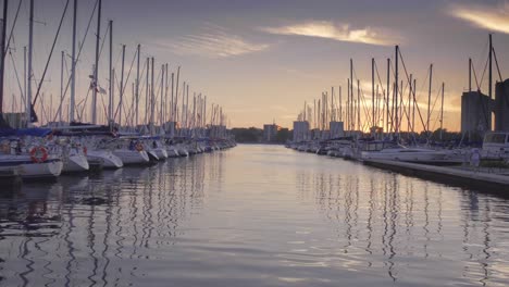 velero-de-la-marina-en-verano-en-el-lago-ontario-sunset-de-toronto