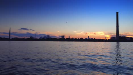 puesta-de-sol-durante-el-verano-la-ciudad-de-toronto-de-Canadá-4k