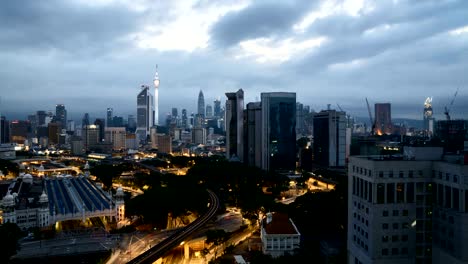 espectacular-amanecer-en-la-ciudad-de-Kuala-Lumpur-con-el-rayo-de-sol-estalló.-Mudanza-y-cambio-de-nubes-de-color.