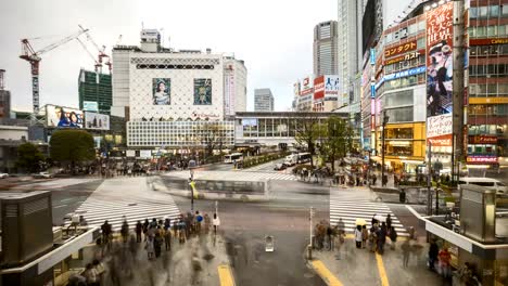 Zeitraffer-der-Shibuya-Kreuzung-mit-Bewegungsunschärfe-von-Fußgänger