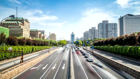 Lapso-de-tiempo-de-intenso-tráfico-y-edificios-modernos-en-la-ciudad-de-Beijing,-China.