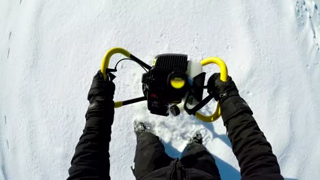 Pescador-del-hielo-en-la-nieve