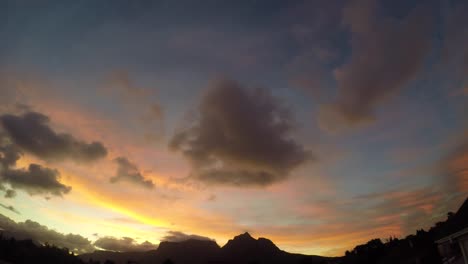 Tafelberg-Orange-und-lila-Sonnenuntergang-Zeitraffer