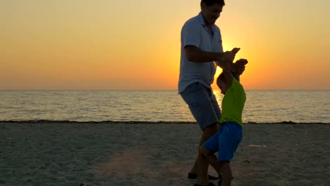 Junger-Vater-und-Sohn-Spaß-am-Strand