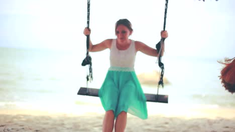 Frau-schwingen-auf-einer-Schaukel-an-einem-Strand,-umgeben-von-Natur.-Junge-Frau-Entspannung-an-einem-Strand-in-Thailand.-1920-x-1080