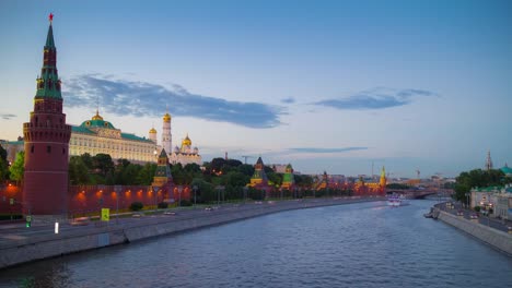 Rusia-al-atardecer-Moscú-ciudad-río-tráfico-kremlin-pared-puente-vista-4k-timelapse