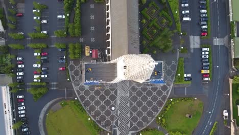 Aerial-footage-of-Hallgrimskirkja-church-in-Reykjavik,-Iceland