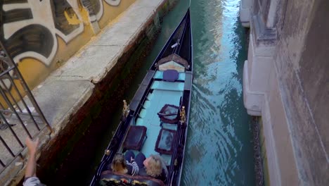 Una-góndola-de-gran-crucero-en-el-canal-pequeño