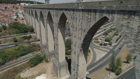 Portugal-sonnigen-Tag-Lissabon-Aquädukt-von-freien-Gewässern-Verkehr-Straße-aerial-Panorama-4k