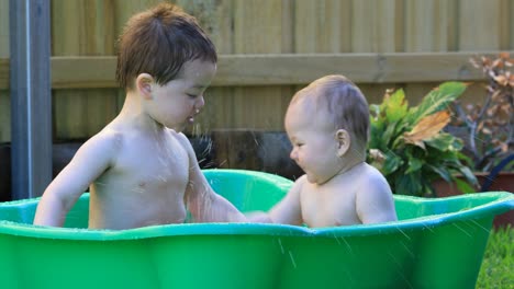 Jungen-spielen-im-Pool