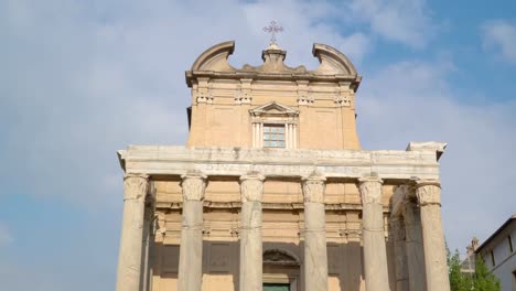 La-parte-superior-del-templo-de-Antonino-y-Faustina-en-Roma-en-Italia