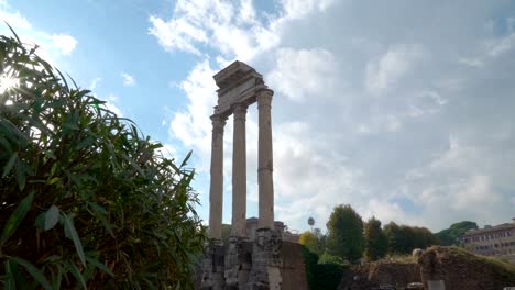 Vista-del-alto-templo-de-Cástor-y-Pólux-en-Roma-en-Italia