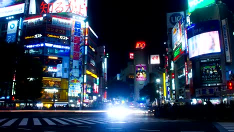 Noche-olvido-hyper-lenta-del-obturador-en-obturación-lenta-del-cruce-de-Shibuya