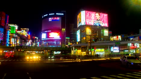 Lapso-hyper-de-noche-4K-cerca-de-obturador-lento-de-la-estación-Shinjuku-ancho-tiro