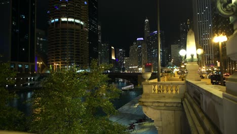 Chicago,-Illinois,-Vereinigte-Staaten-von-Amerika.-29.-November-2017.-Späten-Abendstunden-im-Zentrum-Stadt.-Stadt-Riverwalk.