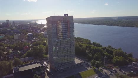 Vista-aérea-del-río-y-el-edificio-moderno.-Clip.-Hermoso-paisaje-en-el-atardecer