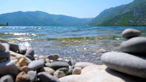 Close-up-of-the-waves-and-pebbles.