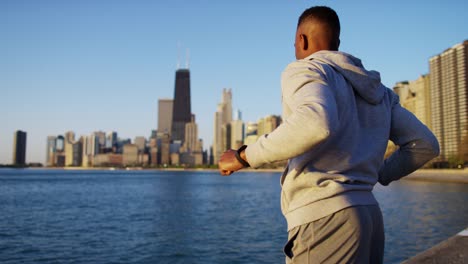 Young-African-American-männlichen-stretching-und-ruht-im-freien