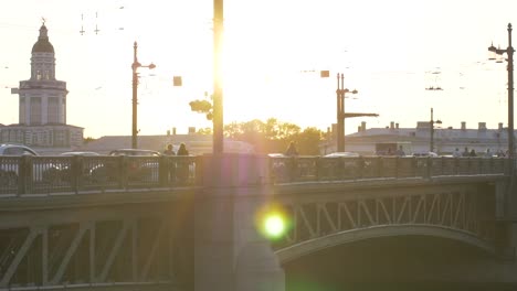 Schlossbrücke-und-der-Pfeil-Vasilevsky-Insel-in-den-Sonnenuntergang.-Linseneffekt.-Sankt-Petersburg