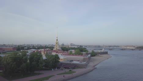 Vista-de-la-fortaleza-de-Peter-Pavel-a-través-del-río-Neva-en-San-Petreburg,-Rusia.-tiro-de-dron