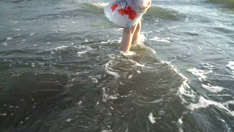 Hermosa-mujer-con-piernas,-caminatas-en-la-playa