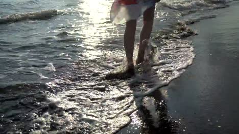 Beautiful-woman-legs,-walking-on-the-beach