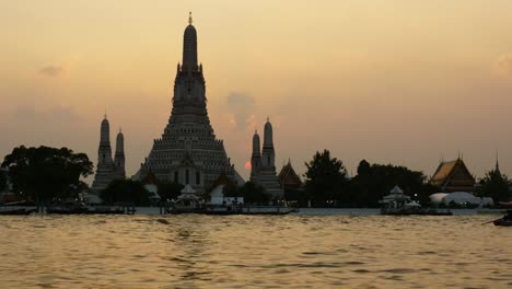 Templo-de-Wat-Arun-al-atardecer-en-bangkok-Tailandia.-Wat-Arun-es-uno-de-los-más-conocidos-atractivos-de-Tailandia