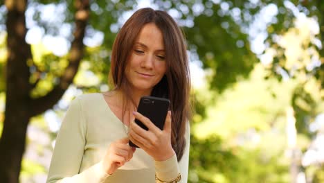 Romantische-Brünette-Mädchen-chatten-im-smartphone