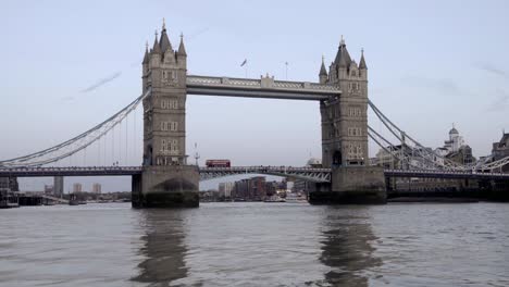 reflexiones-sobre-el-río-Támesis-con-el-puente-de-la-torre-bajo-un-cielo-azul-en-el-claro-día