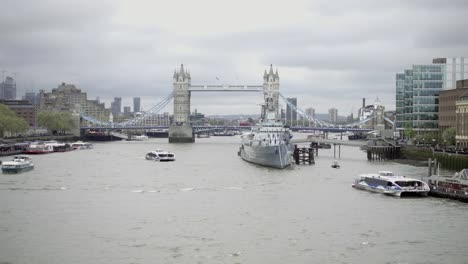 weit-der-Boote-und-der-Tower-Bridge-an-der-Themse-an-bewölkten-Tag-in-London-gedreht