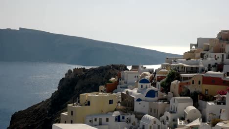 tagsüber-Pfanne-von-Gebäuden-in-Oia,-Santorin