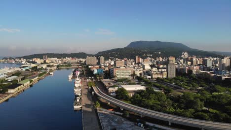 Luft-bewegt-in-Richtung-zur-Stadt-mit-Fluss-im-Blick