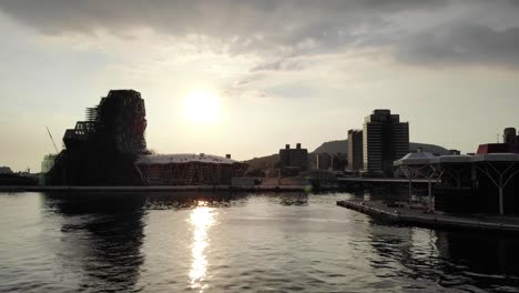 Sonnenuntergang-über-der-Bucht-mit-Blick-auf-die-Stadt