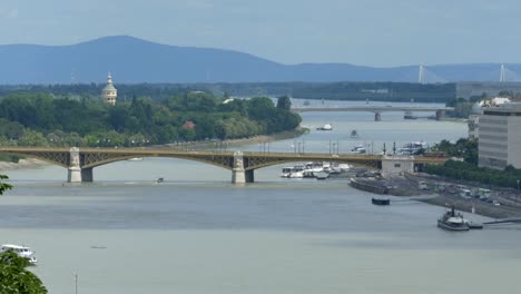 Brücken-über-die-Donau-in-Budapest