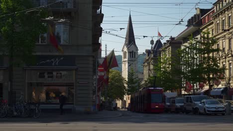 Der-Schweiz-Sonnentag-Bern-Stadt-Verkehr-Straße-quadratisch-Panorama-4k