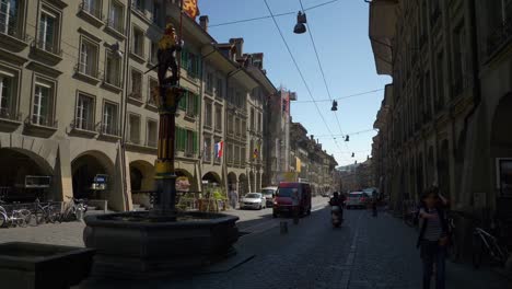 Suiza-día-soleado-Berna-ciudad-tráfico-principal-calle-panorama-4k